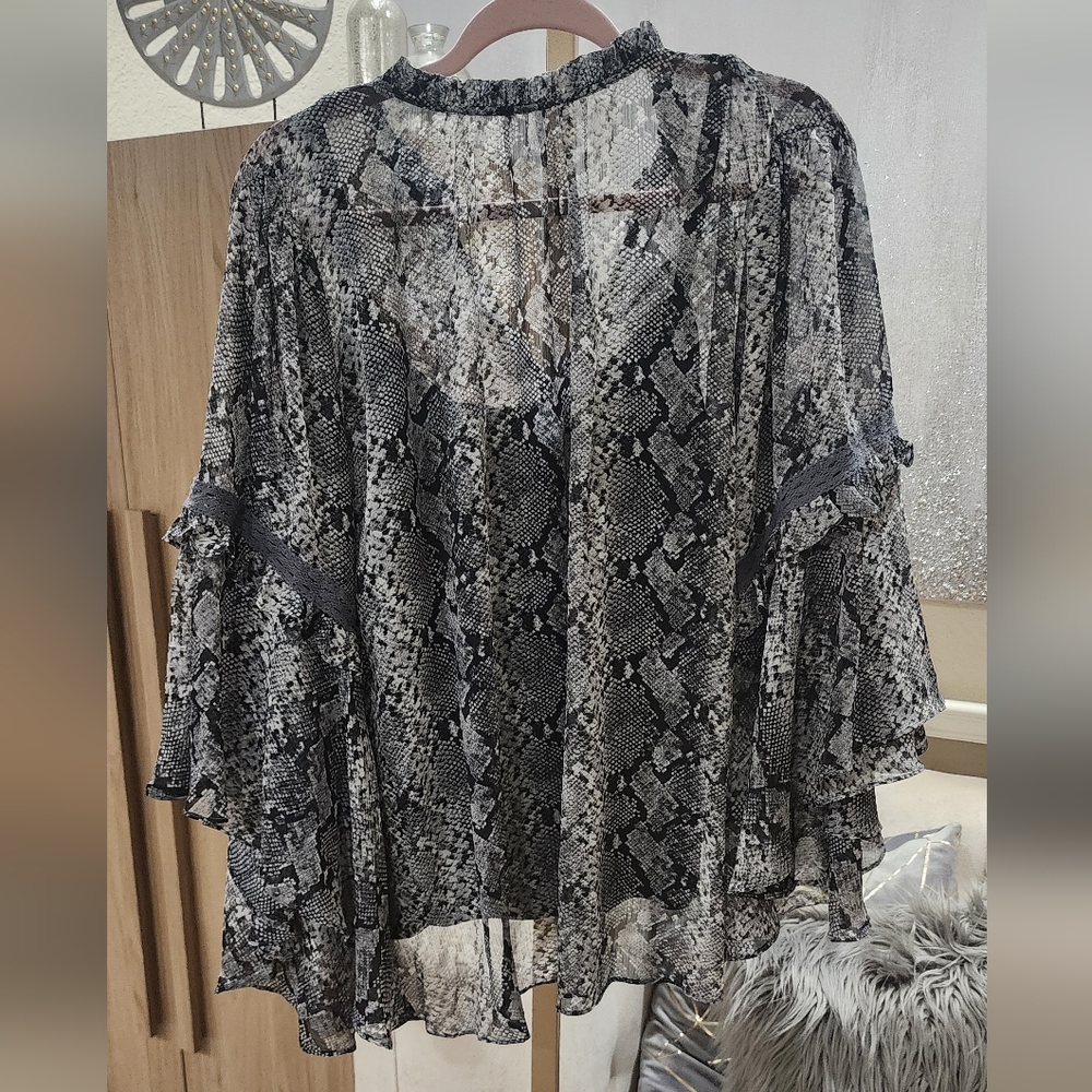 NEW!!! Womens Blouse With Bell Sleeves And Pearl Buttons,Sz 1X - Picture 9 of 10